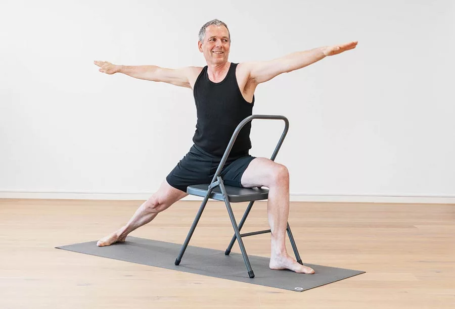 Yoga sur chaise ? Pas seulement pour les seniors !