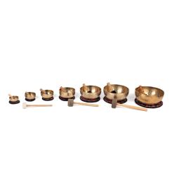 Kit de 7 bols chantants et accessoires est composé de : Bols chantant env. Ø 11, 13, 15, 19, 24, 30 et 35 cm, 7 coussins, 7 mailloches en bois et 3 mailloches en feutre inclus 